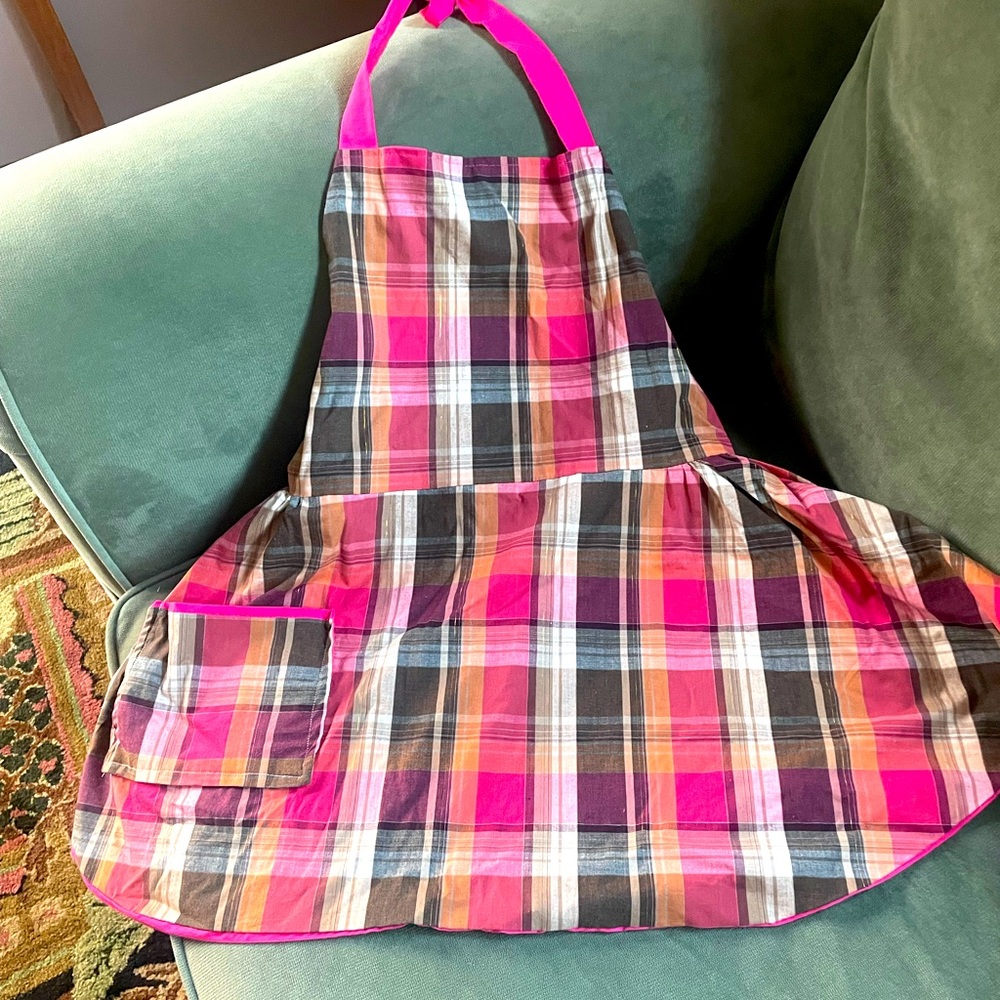 Fun apron, never worn, lined in hot pink with hot pink ties